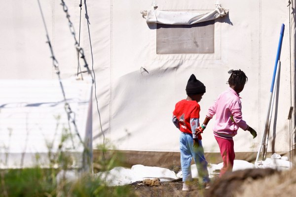 Η «Οδύσσεια» των γυναικών που ρισκάρουν τη ζωή τους για να φτάσουν στην Ευρώπη – «Βυθιζόμασταν και οι δύο»