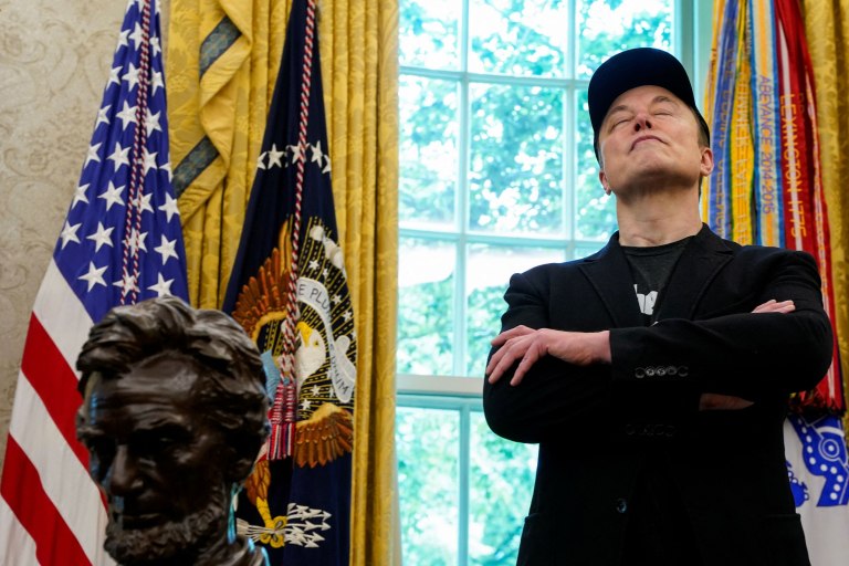 Πώς οι στυλιστικές επιλογές του Έλον Μασκ στον Λευκό Οίκο προμήνυαν την πτώση του