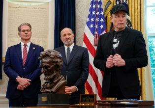 ΗΠΑ: Οι Έλον Μασκ και Σκοτ Μπέσεντ έπαιξαν ξύλο μέσα στον Λευκό Οίκο