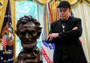 Το DOGE, η «φάρμα σπέρματος» και ο Τραμπ: Ο Τζον Στιούαρντ για την αποχώρηση του Έλον Μασκ από τον Λευκό Οίκο