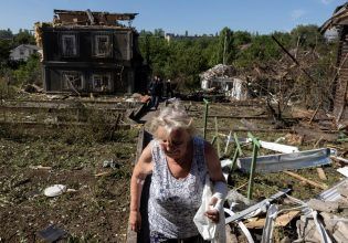 Ουκρανία: Τέσσερις νεκροί στη Ζαπορίζια από ρωσικές επιθέσεις – Στις φλόγες σπίτια στη Ρωσία