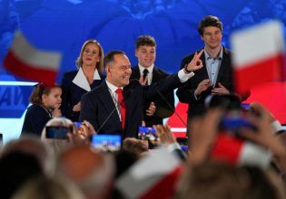 Πολωνία: Ο εθνικιστής, πρώην χούλιγκαν Κάρολ Ναβρότσκι στην προεδρία