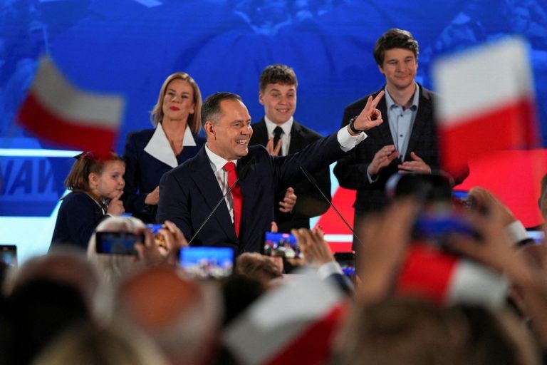 Πολωνία: Ο εθνικιστής, πρώην χούλιγκαν Κάρολ Ναβρότσκι στην προεδρία