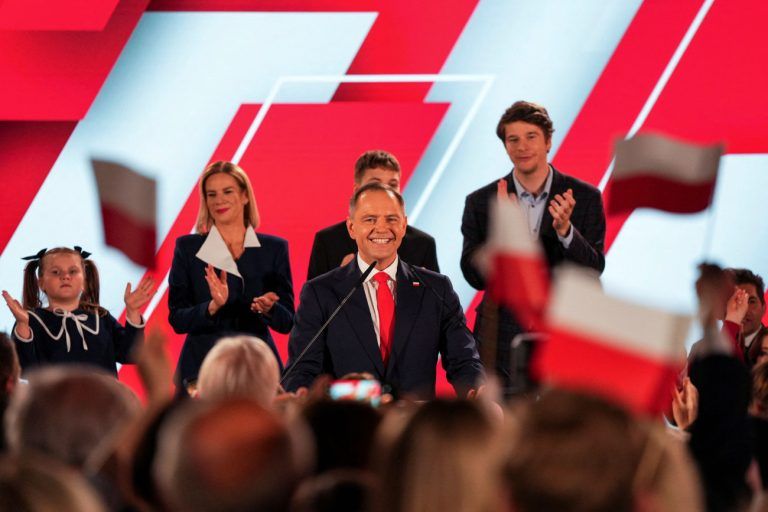 «Πρώτα η Πολωνία»: Η άκρα δεξιά καλεί τον Ναβρόφσκι να δώσει προτεραιότητα στα εθνικά συμφέροντα