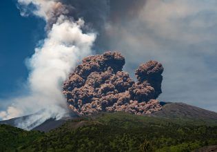 Αίτνα: Νέα έκρηξη του ηφαιστείου – Τουρίστες έτρεχαν να σωθούν – Κόκκινος συναγερμός για τα αεροπλάνα