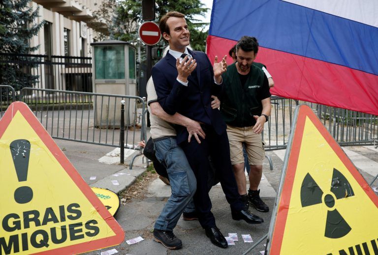 Μακρόν: Ακτιβιστές έκλεψαν κέρινο ομοίωμά του από μουσείο στο Παρίσι – Πού το τοποθέτησαν