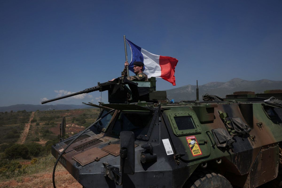 Γαλλία: Ο στόχος για αυξημένες αμυντικές δαπάνες πριονίζεται από το υψηλό δημόσιο χρέος