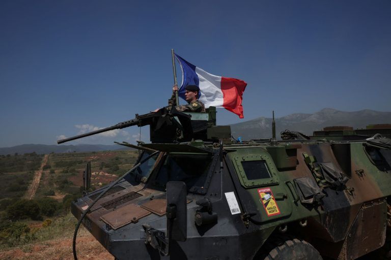 Γαλλία: Ο στόχος για αυξημένες αμυντικές δαπάνες πριονίζεται από το υψηλό δημόσιο χρέος