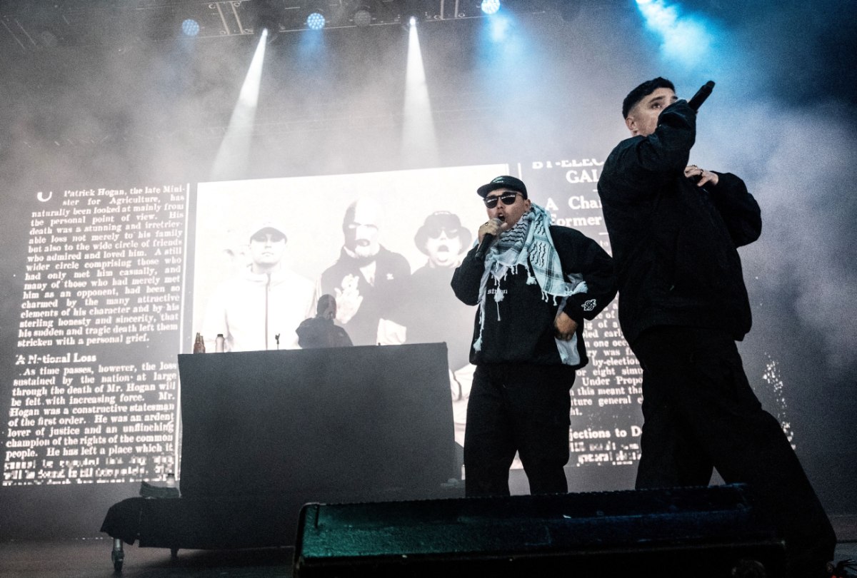 O Κιρ Στάρμερ δεν θέλει τους Kneecap στο Glastonbury, όσο εμείς τους περιμένουμε στο Rockwave