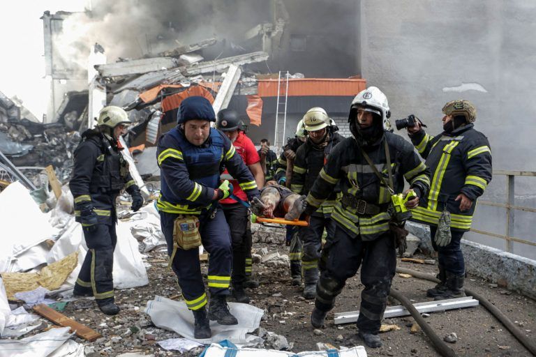 Ουκρανία: Τουλάχιστον 5 νεκροί από ρωσική επίθεση σε Χάρκοβο και Χερσώνα – «Το μεγαλύτερο χτύπημα»