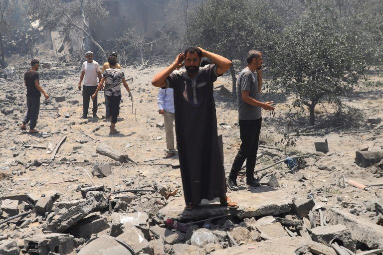 Γάζα: Δεκάδες νεκροί σε ισραηλινές επιθέσεις – Πλήγματα σε γειτονιές και σε σημείο διανομής βοήθειας