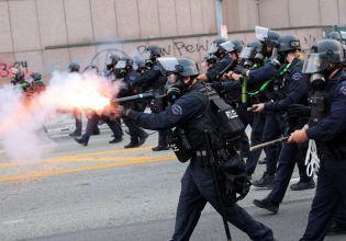 ΗΠΑ: Πεδίο μάχης το Λος Άντζελες – Πόλεμος μεταξύ κατοίκων και πρακτόρων της ICE [βίντεο]