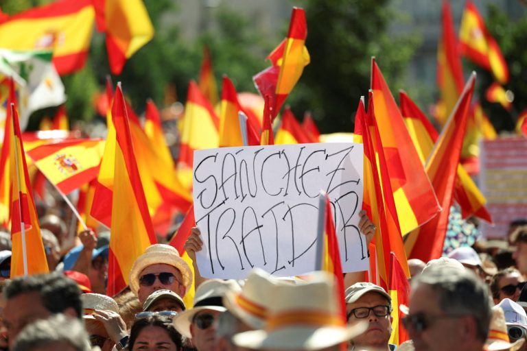 Ισπανία: Δεκάδες χιλιάδες διαδηλωτές ζητούν πρόωρες εκλογές – Κατηγορούν την κυβέρνηση Σάντσεθ για διαφθορά