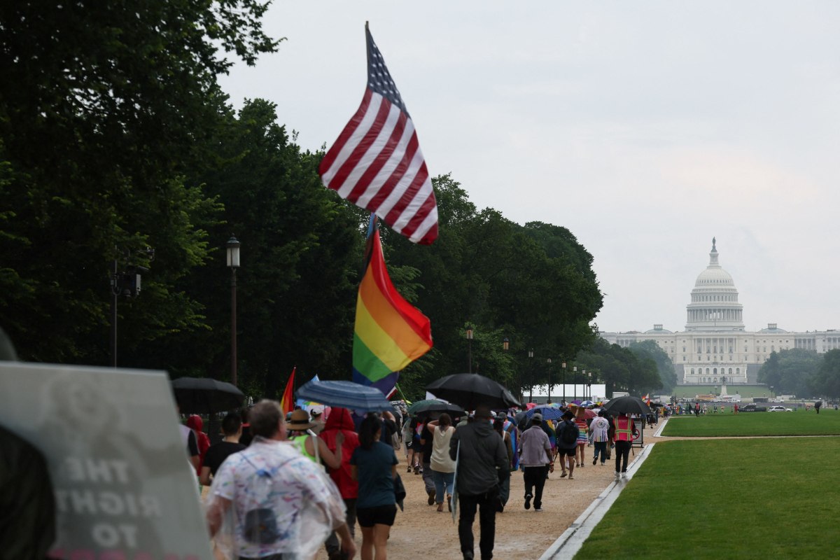 Η κυβέρνηση Τραμπ «κόβει» την τηλεφωνική γραμμή στήριξης για ΛΟΑΤΚΙ+ νέους