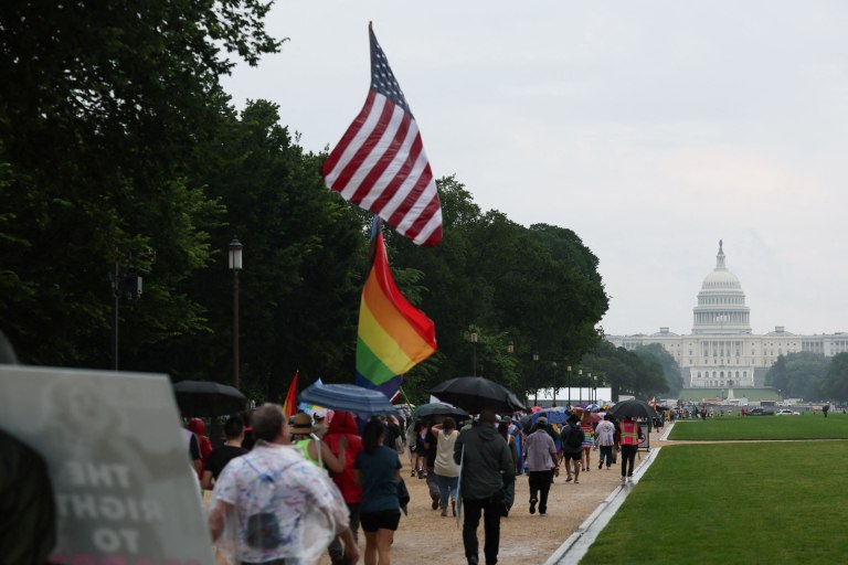 Η κυβέρνηση Τραμπ «κόβει» την τηλεφωνική γραμμή στήριξης για ΛΟΑΤΚΙ+ νέους
