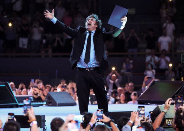 Αργεντινή: Ο ακροδεξιός Μιλέι ετοιμάζεται για εκλογική νίκη, με τη «χορηγεία» της διασπασμένης Αριστεράς