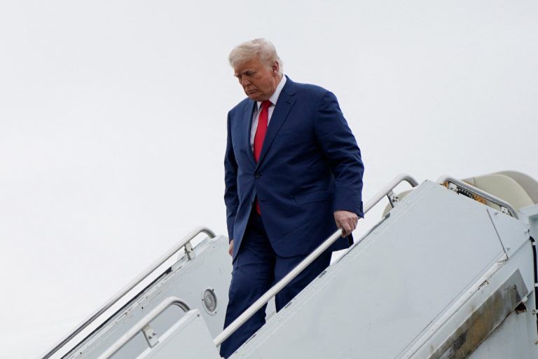 Τραμπ: Σκόνταψε ανεβαίνοντας τη σκάλα του Air Force One και θύμισε Μπάιντεν