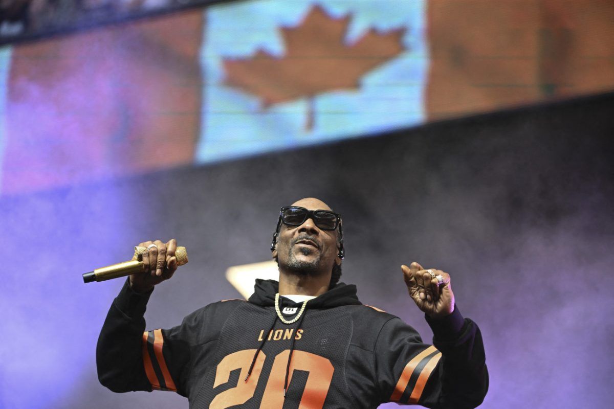 Από τους δρόμους του Λονγκ Μπιτς στην κορυφή του hip hop: Η ζωή του Snoop Dogg στη μεγάλη οθόνη