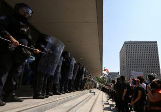 Λος Άντζελες: Οι ταραχές πλήττουν ή μήπως ενισχύουν τον Τραμπ; Τι δείχνει η ιστορία