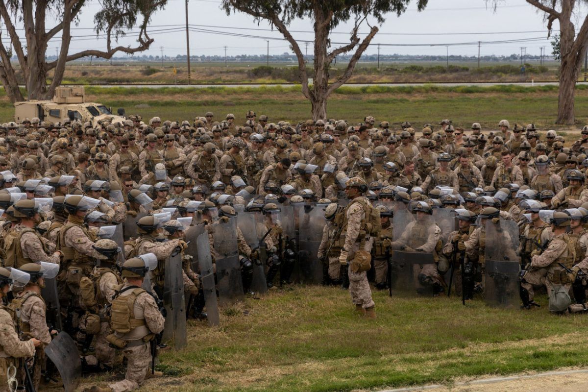 «Εμπόλεμη ζώνη» το Λος Άντζελες – Έτοιμοι να μπουν στην πόλη οι πεζοναύτες