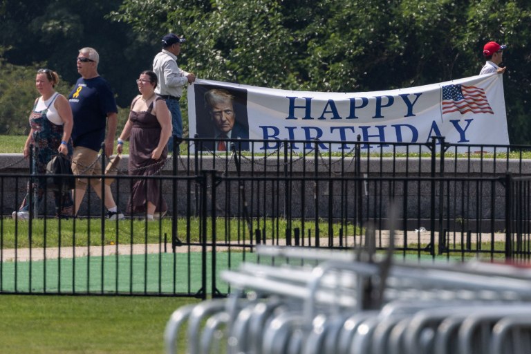 ΗΠΑ: Εκατομμύρια Αμερικανοί έτοιμοι να διαδηλώσουν κατά του Τραμπ – Ανήμερα της μεγάλης στρατιωτικής παρέλασης