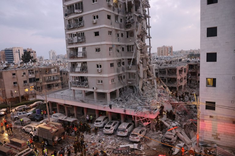 Live: Ισχυρά χτυπήματα του Ιράν στο Ισραήλ – Χτυπήθηκαν ενεργειακοί στόχοι στην Τεχεράνη