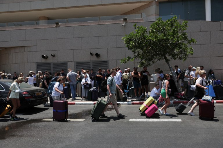 Σύγκρουση στη Μέση Ανατολή – Τα μέτρα που λάμβάνουν οι χώρες για την απομάκρυνση των πολιτών τους
