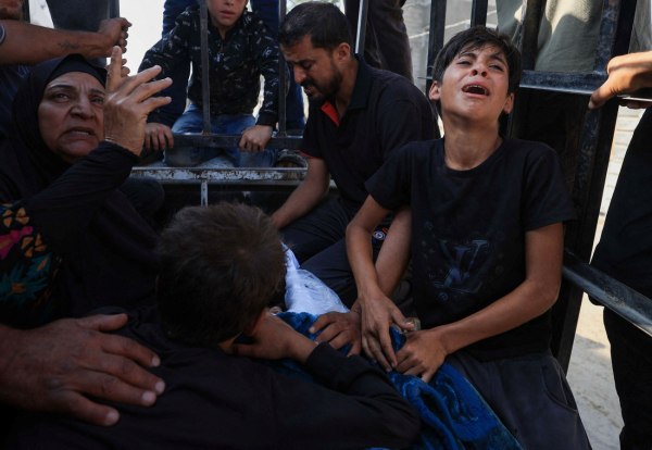 «Μας έχουν ξεχάσει» – Ισραηλινά πυρά σκοτώνουν 140 άτομα στη Γάζα σε 24 ώρες, ενώ η προσοχή στρέφεται στο Ιράν