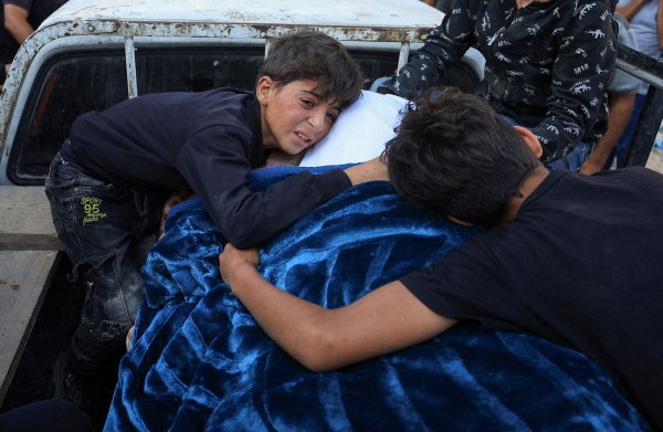 Γάζα: Δεκάδες Παλαιστίνιοι νεκροί από ισραηλινά πλήγματα – Πολλοί περίμεναν να πάρουν τρόφιμα και αλεύρι