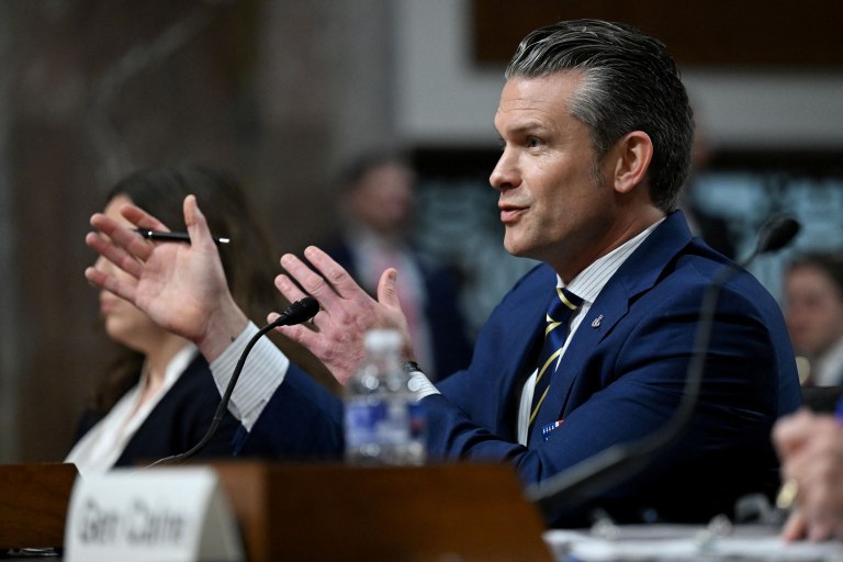 Χέγκσεθ για Ιράν: Ο αμερικανικός στρατός θα εκτελέσει όποια απόφαση λάβει ο Τραμπ