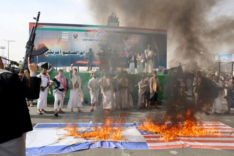 Χούθι: Απειλούν ότι θα χτυπήσουν αμερικανικά πολεμικά πλοία αν εμπλακούν οι ΗΠΑ στη σύγκρουση Ισραήλ – Ιράν
