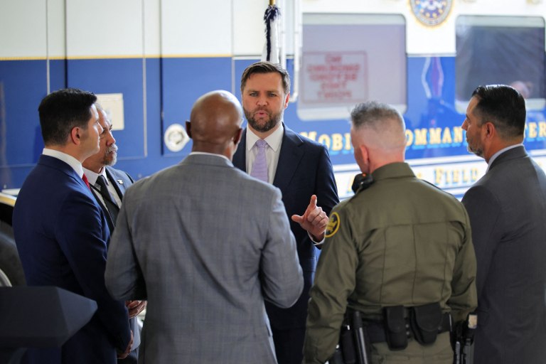 Βανς: «Θεμιτή η χρήση ομοσπονδιακής επιβολής του νόμου» στο Λος Άντζελες – Πυρά κατά του δημάρχου