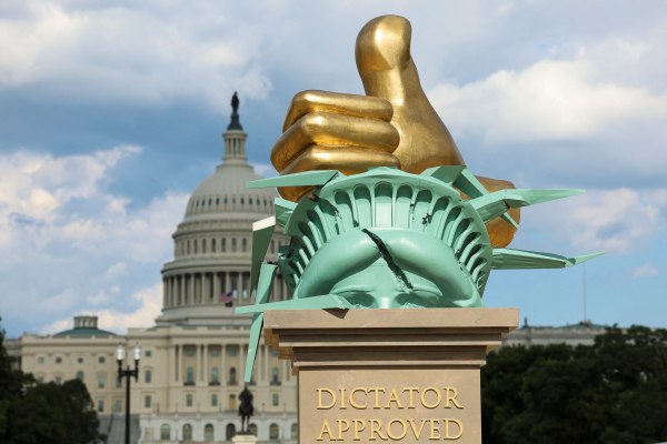 Ουάσινγκτον: Οι μυστηριώδεις καλλιτέχνες με τα αιχμηρά γλυπτά επιστρέφουν – Αυτή τη φορά για τον Τραμπ