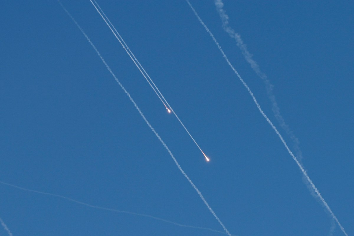 Η στιγμή της νέας πυραυλικής επίθεσης του Ιράν στο Ισραήλ – Ήχησαν οι σειρήνες (βίντεο)