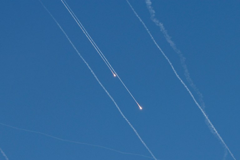 Η στιγμή της νέας πυραυλικής επίθεσης του Ιράν στο Ισραήλ – Ήχησαν οι σειρήνες (βίντεο)