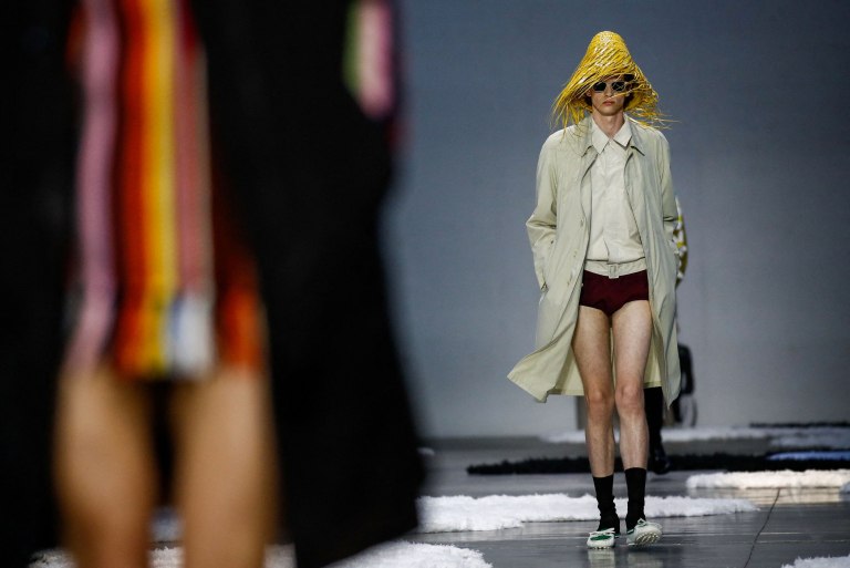 Καλά vibes μόνο και καθόλου παντελόνια – Η νέα, ανδρική συλλογή της Prada έχει κέφια