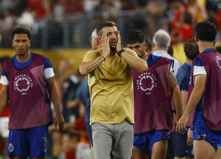 «Καζάνι που βράζει» η Πόρτο – Επίθεση οπαδών στο πούλμαν της ομάδας και απόλυση προπονητή