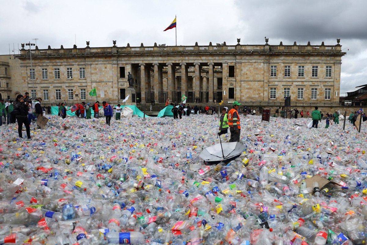Μπογκοτά: Εργαζόμενοι «πλημμύρισαν» με ανακυκλώσιμα σκουπίδια την πλατεία Μπολιβάρ σε ένδειξη διαμαρτυρίας
