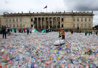 Μπογκοτά: Εργαζόμενοι «πλημμύρισαν» με ανακυκλώσιμα σκουπίδια την πλατεία Μπολιβάρ σε ένδειξη διαμαρτυρίας