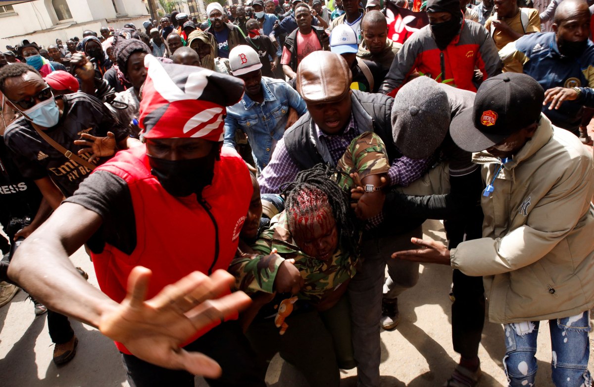 Άκρατη αστυνομική βία σε διαδηλώσεις στην Κένυα –  Τουλάχιστον δύο νεκροί και 300 τραυματίες