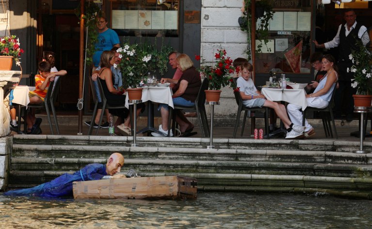 Ρίχνουν ομοιώματα του Τζεφ Μπέζος στα κανάλια – Αντιδράσεις στη Βενετία για τον γάμο με τη Λόρεν Σάντσεζ