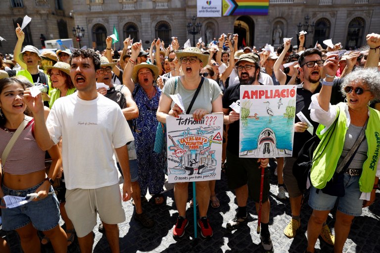 Βαρκελώνη: «Όχι στην επέκταση του αεροδρομίου» – Στους δρόμους οι Καταλανοί κατά του μαζικού τουρισμού