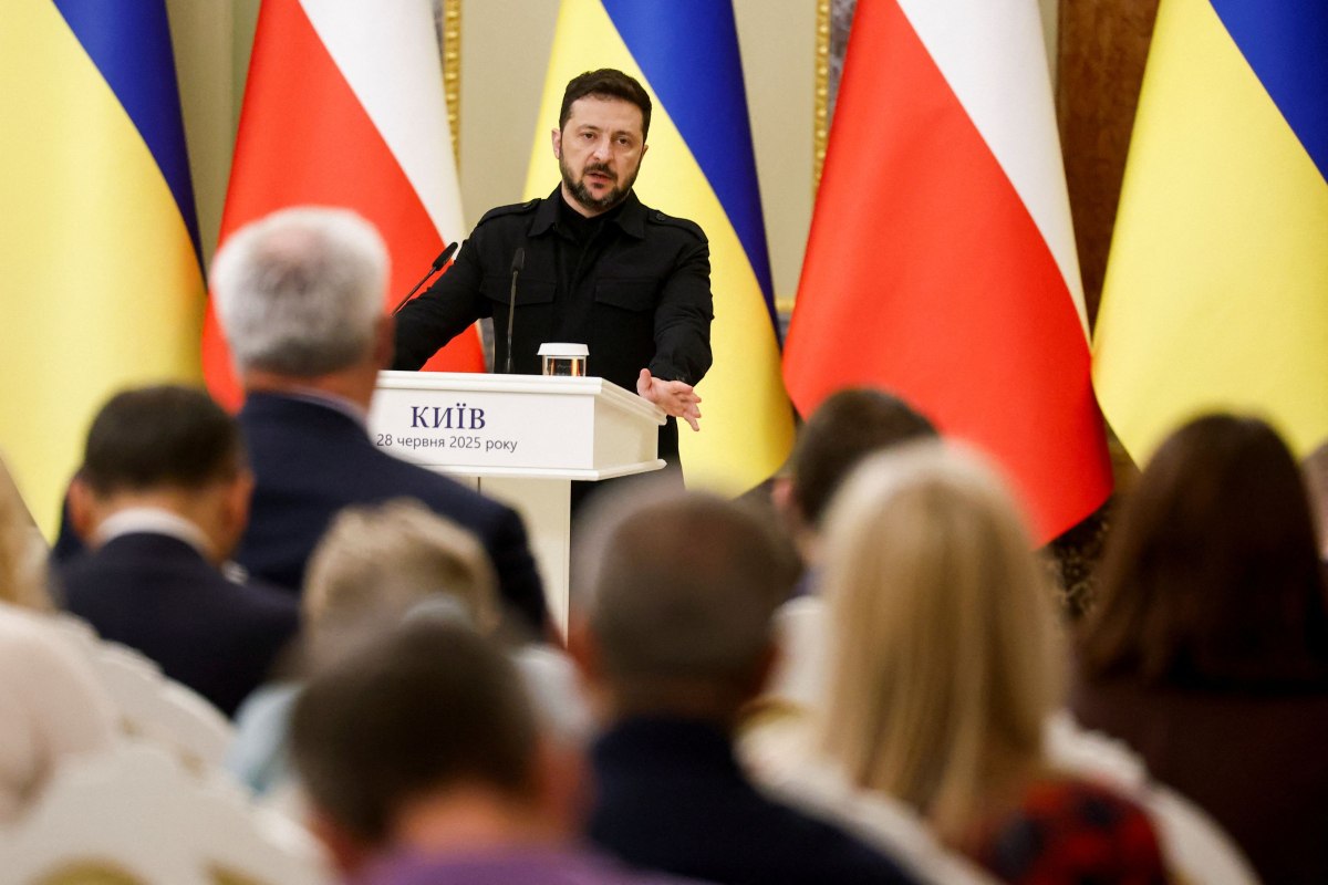 Ουκρανία: Ο Ζελένσκι καλεί σε διατήρηση της στήριξης της Βαρσοβίας, εν μέσω πολιτικής ανατροπής στην Πολωνία