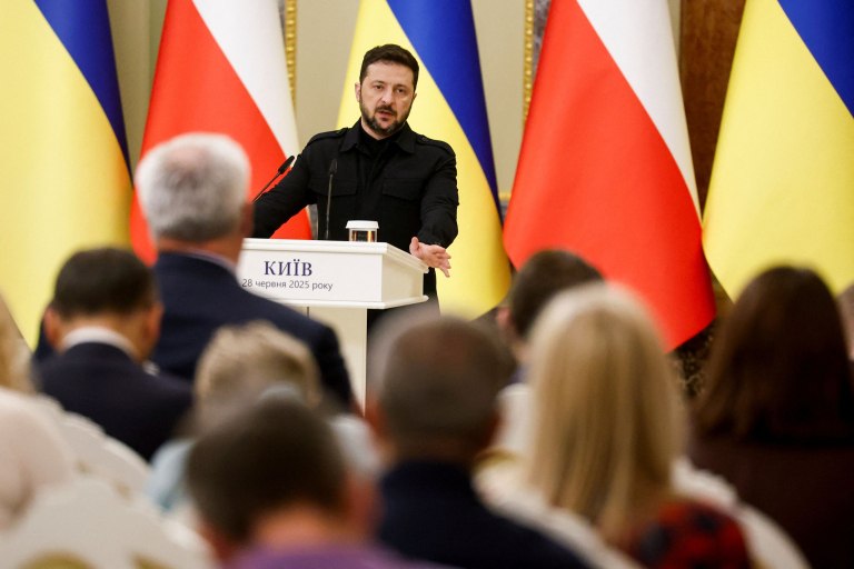 Ουκρανία: Ο Ζελένσκι καλεί σε διατήρηση της στήριξης της Βαρσοβίας, εν μέσω πολιτικής ανατροπής στην Πολωνία