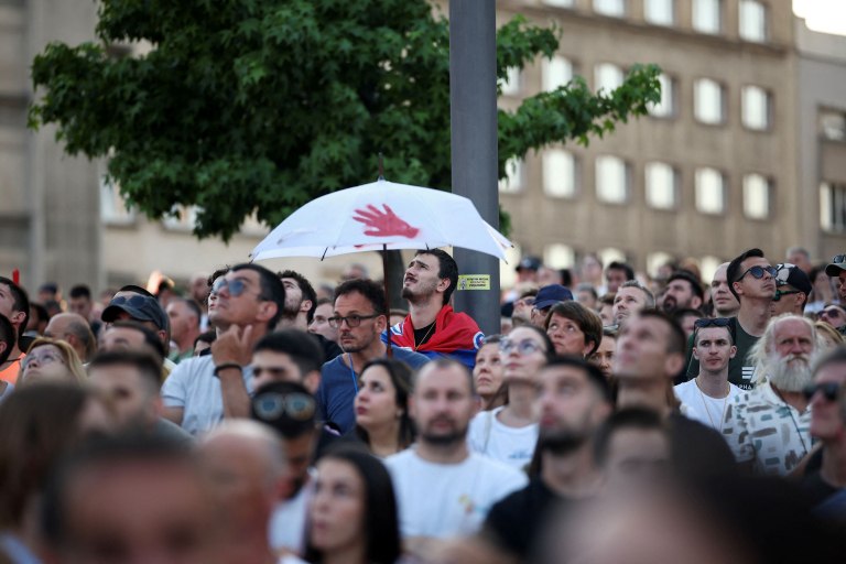 «Δεν είμαστε το πρόβλημα, είμαστε η συνέπεια»: Δεκάδες χιλιάδες στους δρόμους ζητούν πρόωρες εκλογές στη Σερβία