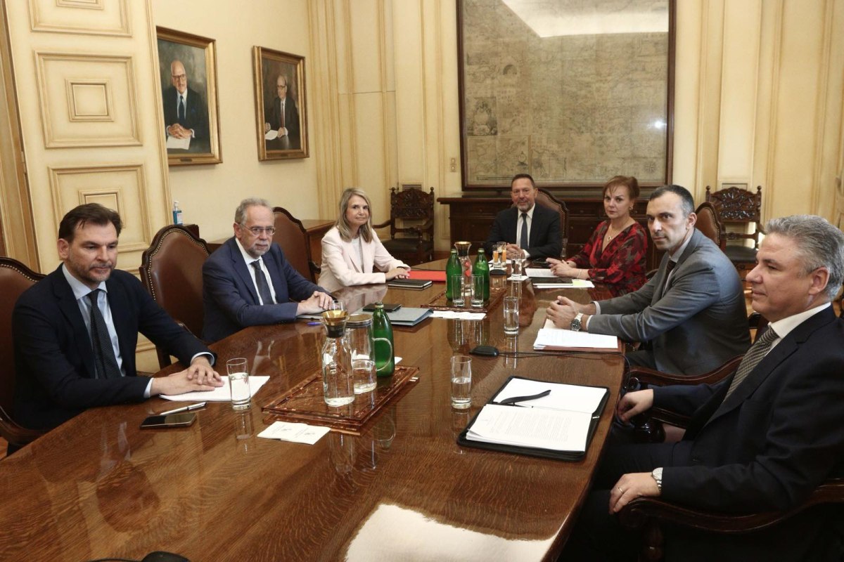 Συνάντηση ΠΑΣΟΚ και Γιάννη Στουρνάρα για τράπεζες, ιδιωτικό χρέος, πλειστηριασμούς, ασφάλιστρα υγείας