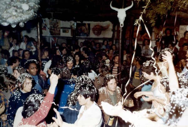 La Churascaia – Το κλαμπ που αγκαλιάζει αστέρες, καουμπόηδες, χωριατόπαιδα και drag queen, εδώ κι 60 χρόνια