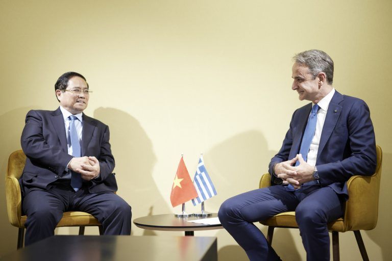 Συνάντηση Μητσοτάκη με τον πρωθυπουργό του Βιετνάμ – «Θέλω να το επισκεφθώ πριν το τέλος του έτους»