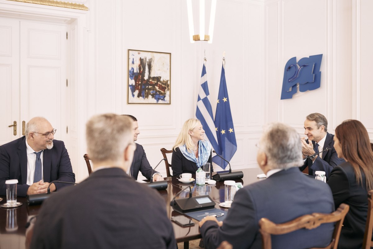 Συνάντηση Μητσοτάκη με την πρόεδρο του Yale Maurie McInnis και τον πρύτανη του ΕΚΠΑ Γεράσιμο Σιάσο