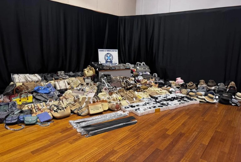 Πούλαγαν «μαϊμού» προϊόντα σε τουρίστες στις παραλίες της Μυκόνου – 7 συλλήψεις